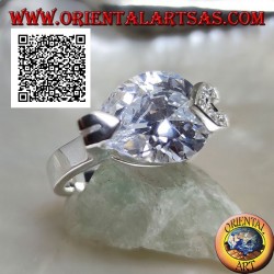 Bague en argent rhodié avec zircon larme facetté blanc avec zircons blancs sur un crochet
