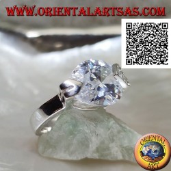 Bague en argent rhodié avec zircon larme facetté blanc avec zircons blancs sur un crochet