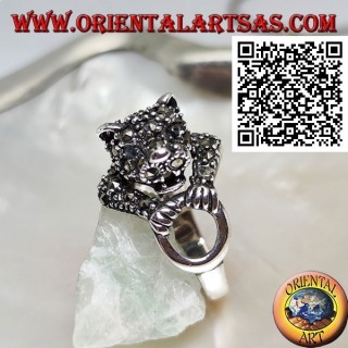 Anello in argento tigre a mezzo busto tempestata di marcassite che afferra un anello