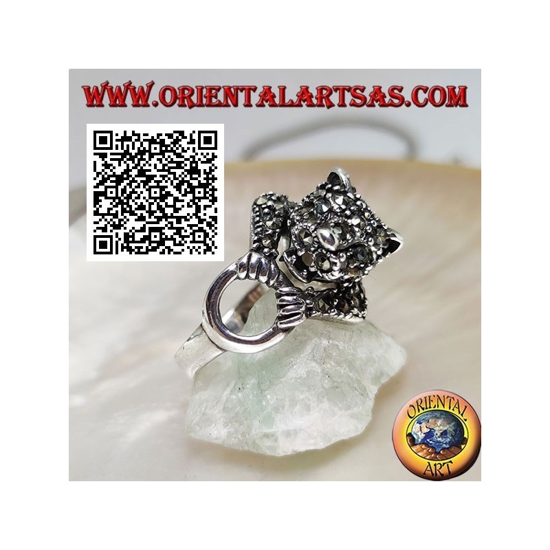 Half-length tiger silver ring studded with marcasite grabbing a ring