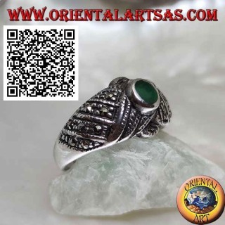 Bague en argent avec agate verte ovale sur fils croisés parsemée de marcassite