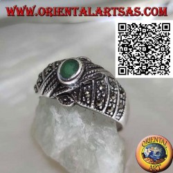 Anillo de plata con ágata verde ovalada en hilos cruzados tachonado de marcasita