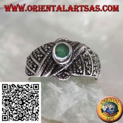 Bague en argent avec agate verte ovale sur fils croisés parsemée de marcassite