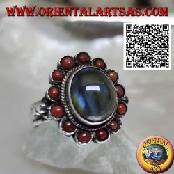 Bague fleur en argent avec labradorite cabochon ovale entourée de coraux tibétains