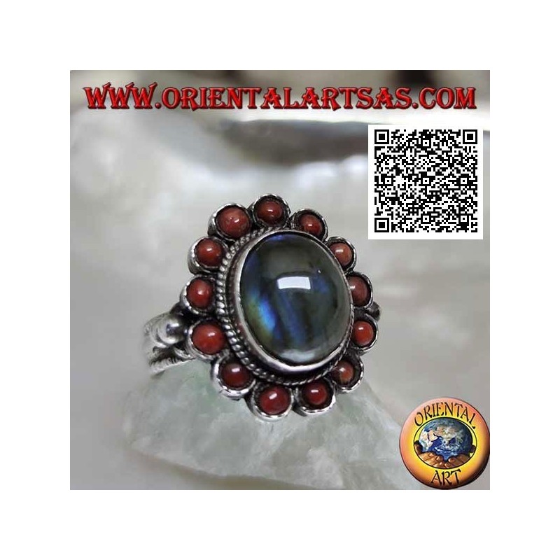 Bague fleur en argent avec labradorite cabochon ovale entourée de coraux tibétains