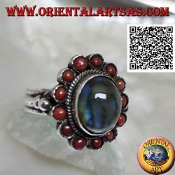 Anillo flor de plata con labradorita cabujón ovalado rodeado de corales tibetanos