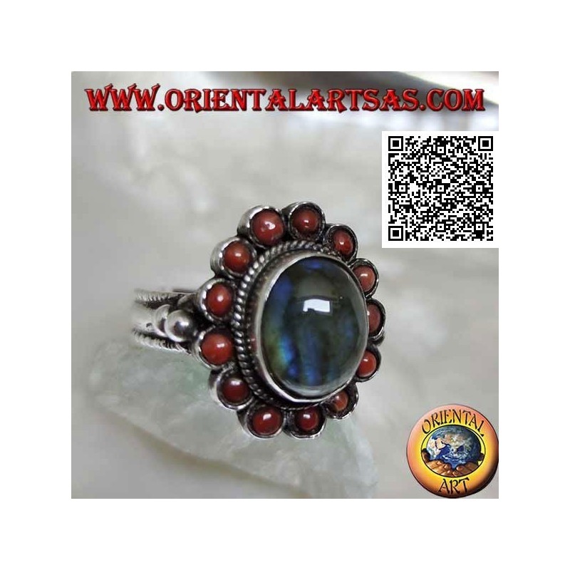 Silberner Blumenring mit ovalem Cabochon-Labradorit, umgeben von tibetischen Korallen