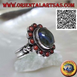 Anillo flor de plata con labradorita cabujón ovalado rodeado de corales tibetanos