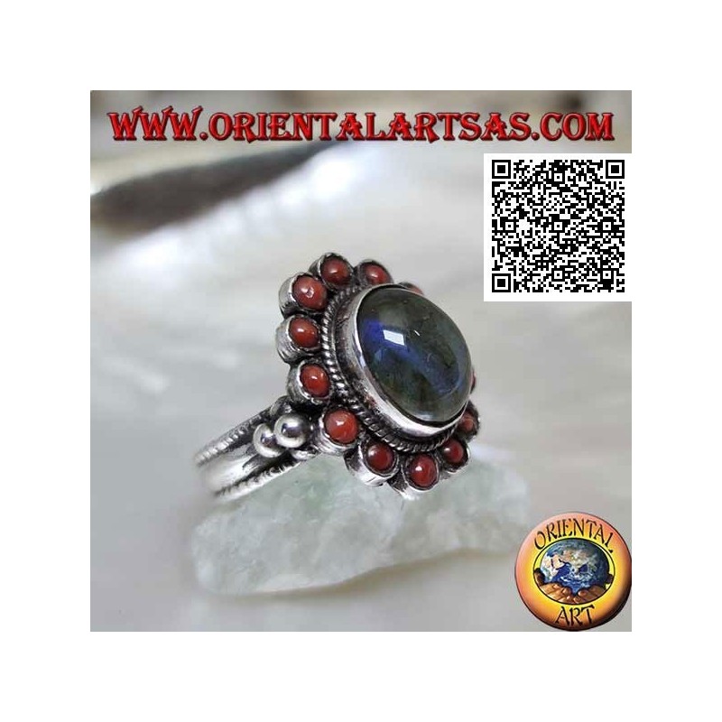 Anello in argento a fiore con labradorite ovale cabochon contornata da coralli tibetani