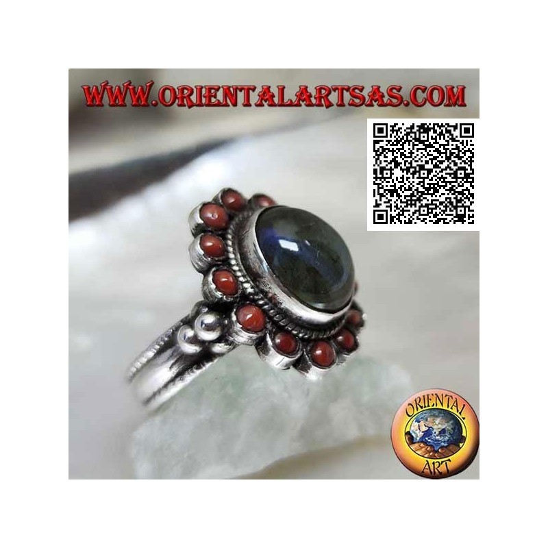 Bague fleur en argent avec labradorite cabochon ovale entourée de coraux tibétains