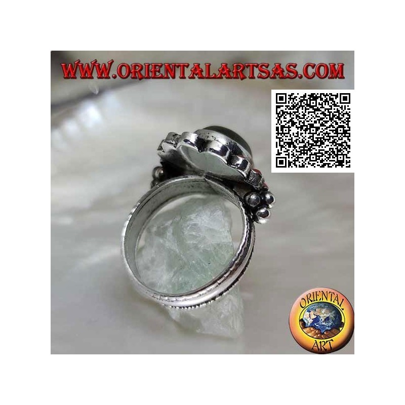 Silberner Blumenring mit ovalem Cabochon-Labradorit, umgeben von tibetischen Korallen