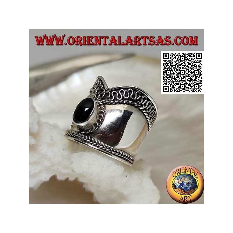 Anello in argento a fascia larga a V con onice ovale e serpentina su un lato, Bali