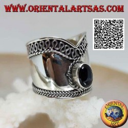 Anillo ancho de plata en forma de V con ónix ovalado y serpentina en un lado, Bali