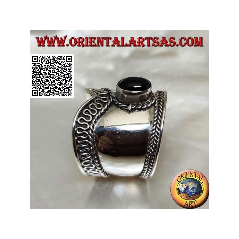 Silver ring with wide V-shaped band with oval onyx and serpentine on one side, Bali