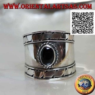 Breitband Silberring mit ovalem Onyx und schrägen Gravuren an den Seiten, Bali
