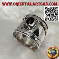 Anillo de plata de banda ancha con ónix ovalado y grabados oblicuos en los lados, Bali