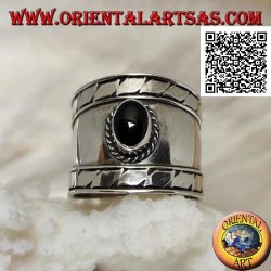Anillo de plata de banda ancha con ónix ovalado y grabados oblicuos en los lados, Bali