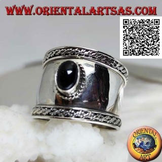 Breitbandiger Silberring mit ovalem Onyx und seitlichen Verflechtungen, Bali