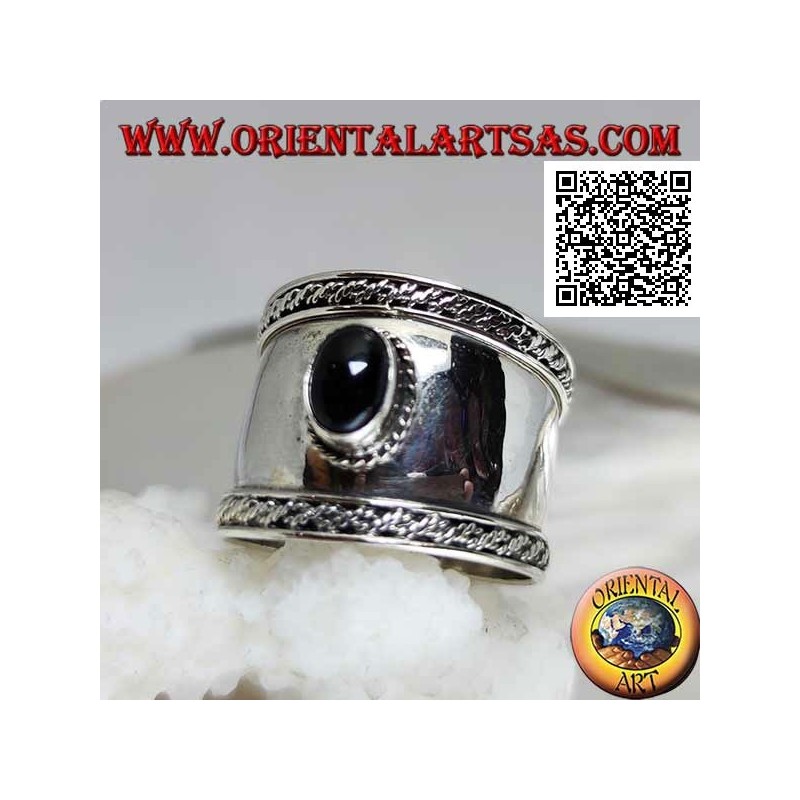 Breitbandiger Silberring mit ovalem Onyx und seitlichen Verflechtungen, Bali