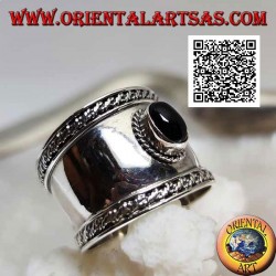 Breitbandiger Silberring mit ovalem Onyx und seitlichen Verflechtungen, Bali
