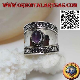 Anillo de plata de banda ancha con amatista ovalada cabujón y serpentina en los lados, Bali