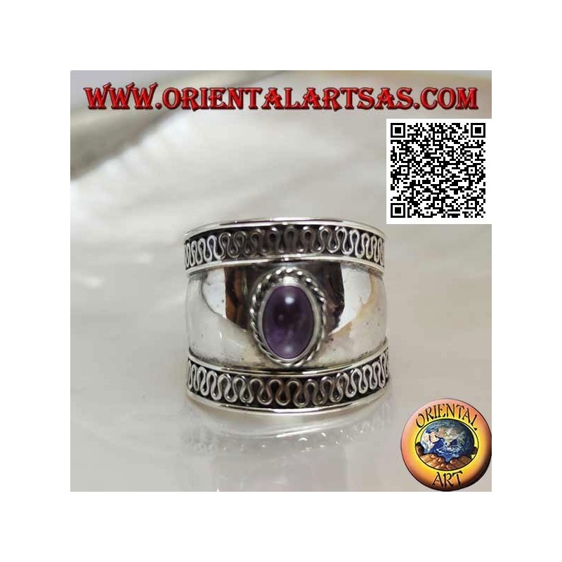 Anillo de plata de banda ancha con amatista ovalada cabujón y serpentina en los lados, Bali