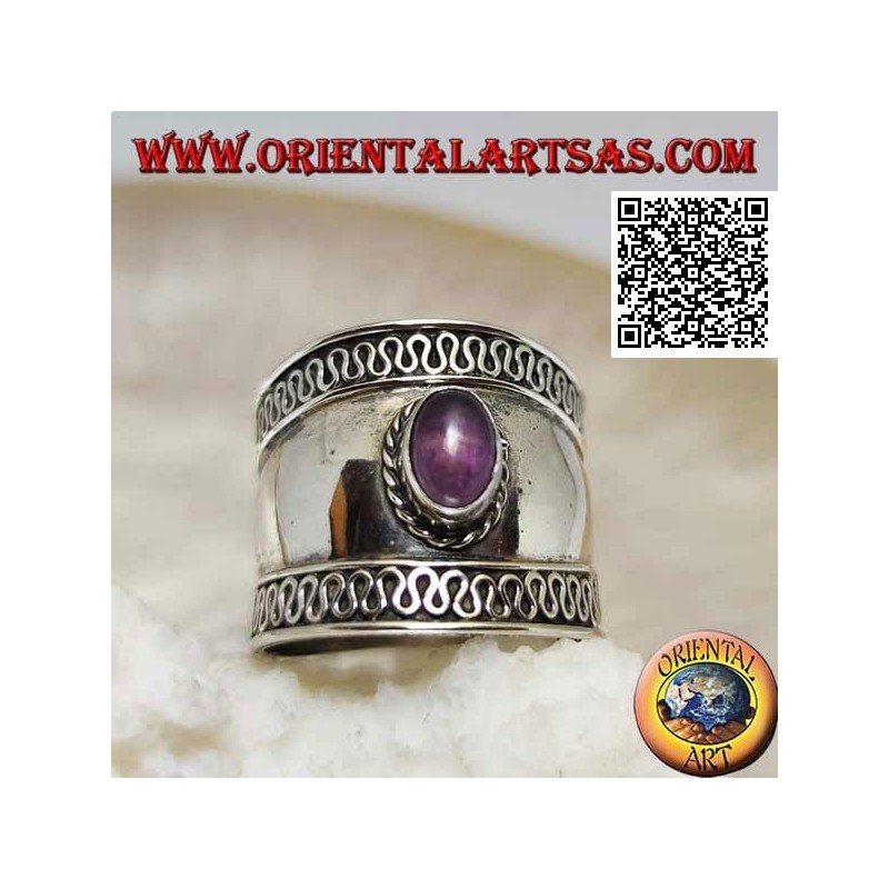 Anillo de plata de banda ancha con amatista ovalada cabujón y serpentina en los lados, Bali