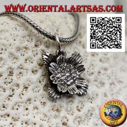 Colgante de plata en forma de girasol con hojas