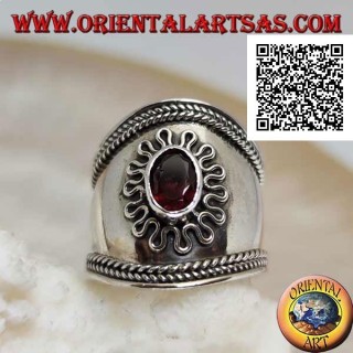 Anillo de plata de banda ancha con granate ovalado rodeado de serpentina y entrelazado en los lados, Bali (tamaño libre)