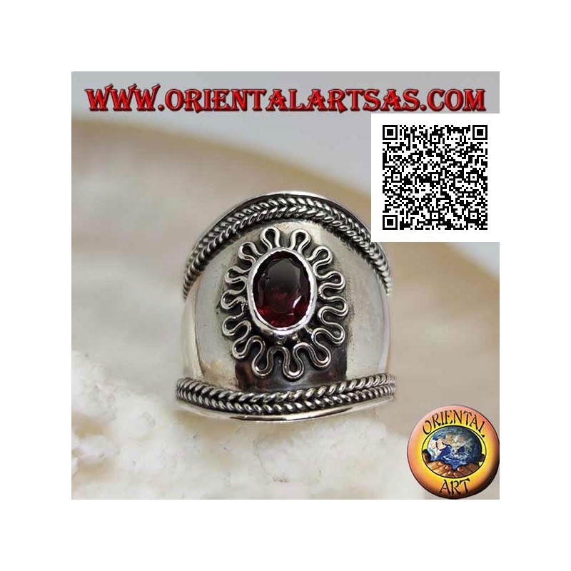 Anello in argento a fascia larga con granato ovale contornato da serpentina e intreccio sui lati, Bali (freesize)