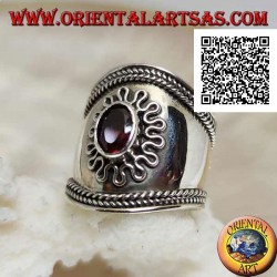 Bague large bande en argent avec grenat ovale entouré de serpentine et entrelacés sur les côtés, Bali (taille libre)