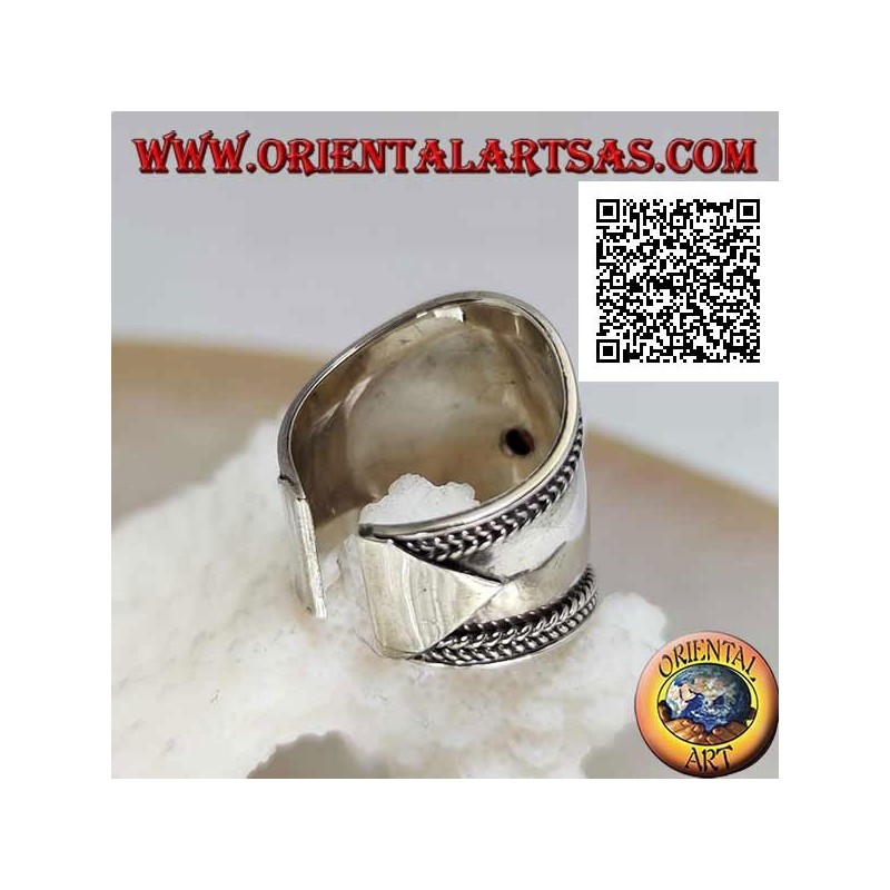 Anillo de plata de banda ancha con granate ovalado rodeado de serpentina y entrelazado en los lados, Bali (tamaño libre)