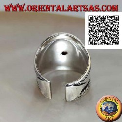 Bague large bande en argent avec grenat ovale entouré de serpentine et entrelacés sur les côtés, Bali (taille libre)