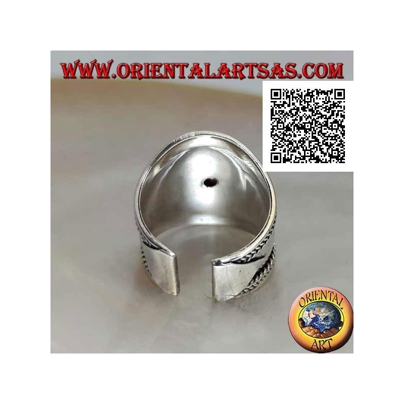 Anillo de plata de banda ancha con granate ovalado rodeado de serpentina y entrelazado en los lados, Bali (tamaño libre)