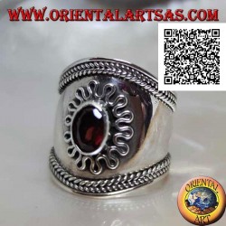 Bague large bande en argent avec grenat ovale entouré de serpentine et entrelacés sur les côtés, Bali (taille libre)