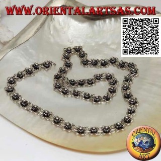 Collana in argento 925 ‰ a girocollo con una fila di fiorellini incatenati tra loro (40 cm)