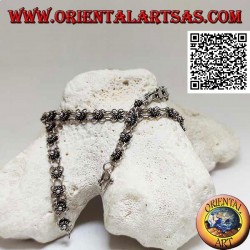 Collier ras de cou en argent 925 ‰ avec une rangée de petites fleurs enchaînées (40 cm)