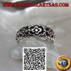 Growing ring in silver with a series of small flowers in bas-relief