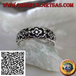 Growing ring in silver with a series of small flowers in bas-relief