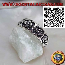 Bague de culture en argent avec une série de petites fleurs en bas-relief
