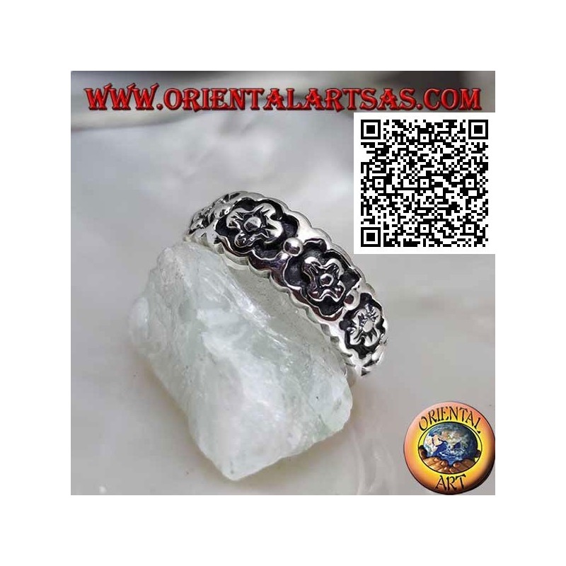 Bague de culture en argent avec une série de petites fleurs en bas-relief