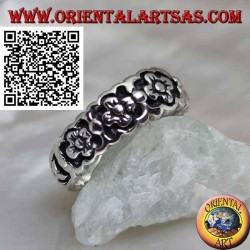 Anillo de cultivo en plata con una serie de pequeñas flores en bajorrelieve