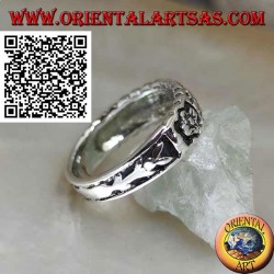 Growing ring in silver with a series of small flowers in bas-relief