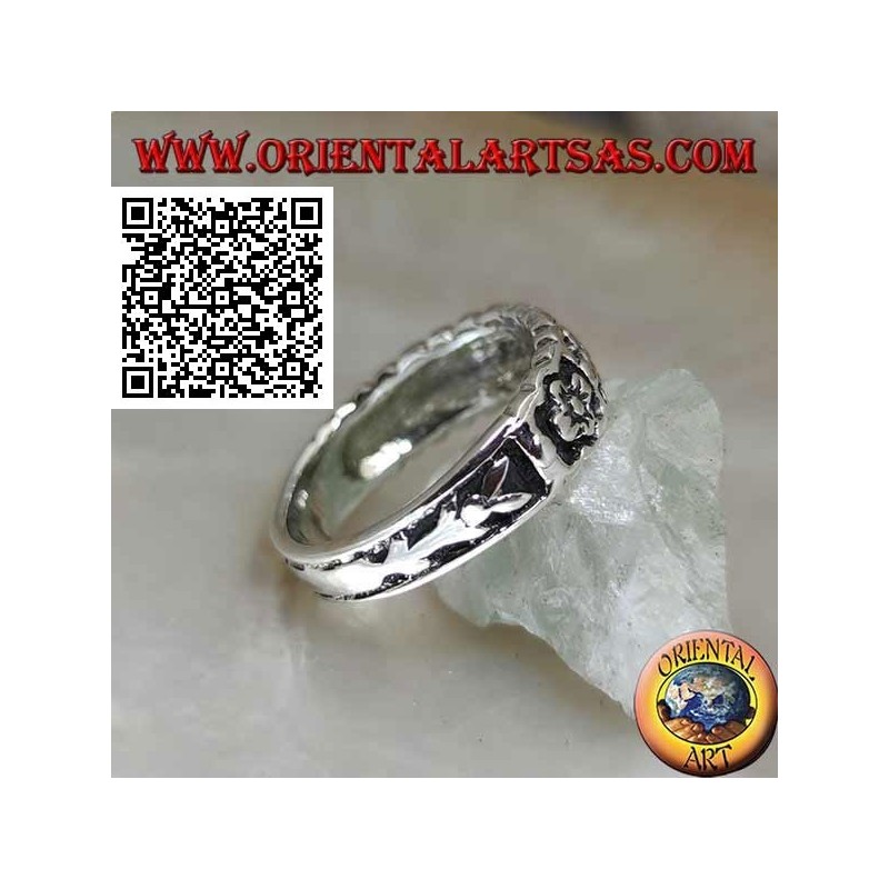 Growing ring in silver with a series of small flowers in bas-relief