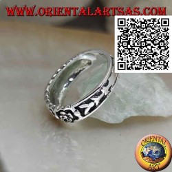 Anillo de cultivo en plata con una serie de pequeñas flores en bajorrelieve