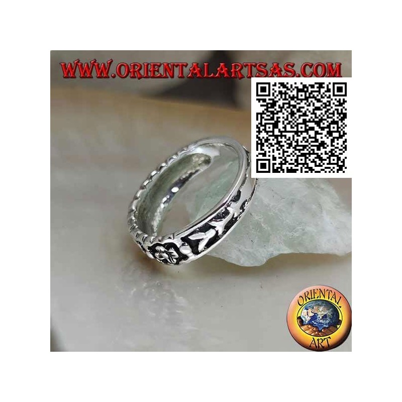 Anello in argento a fedina crescente con serie di fiorellini in bassorilievo