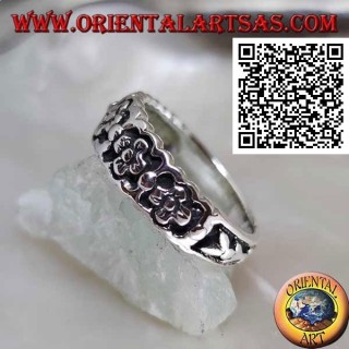 Wachsender Ring in Silber mit einer Reihe kleiner Blüten im Basrelief