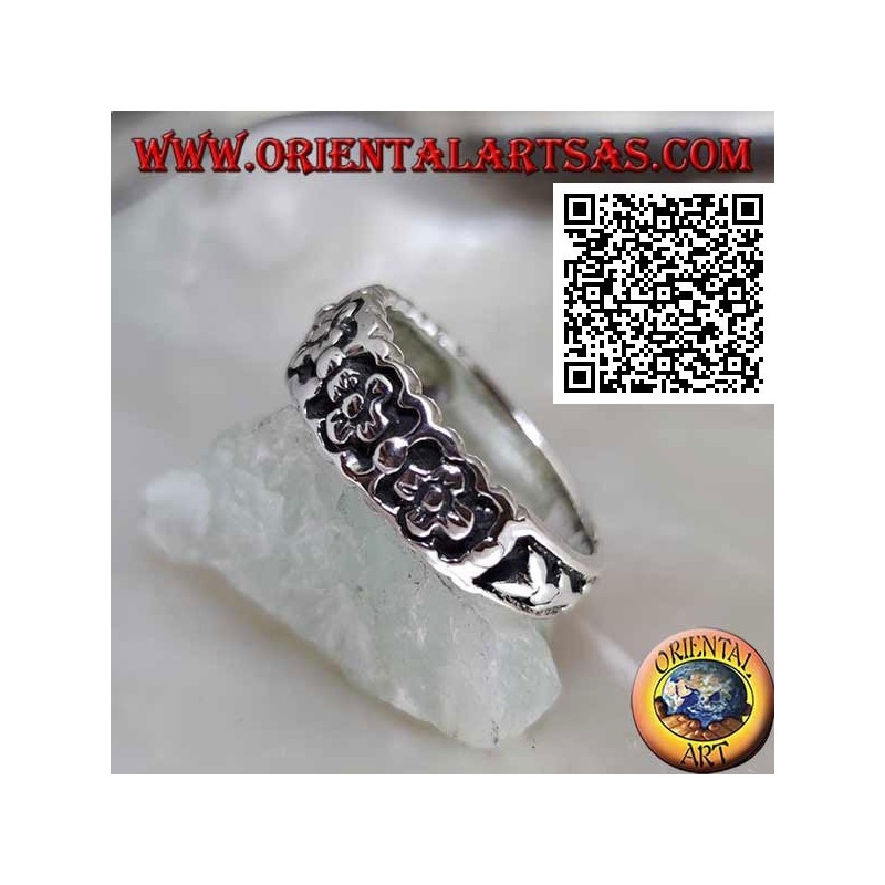 Growing ring in silver with a series of small flowers in bas-relief