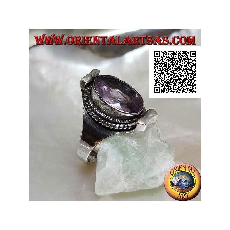 Anillo de plata con amatista facetada ovalada natural rodeada de tejido en engaste nepalí