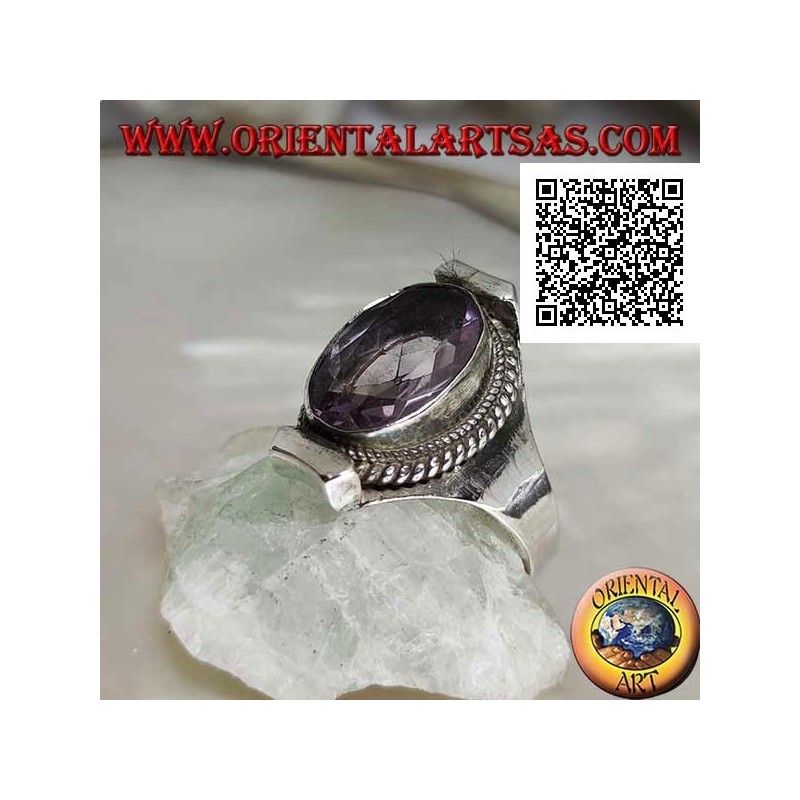 Anello in argento con ametista ovale naturale sfaccettata contornata da intreccio su montatura nepalese